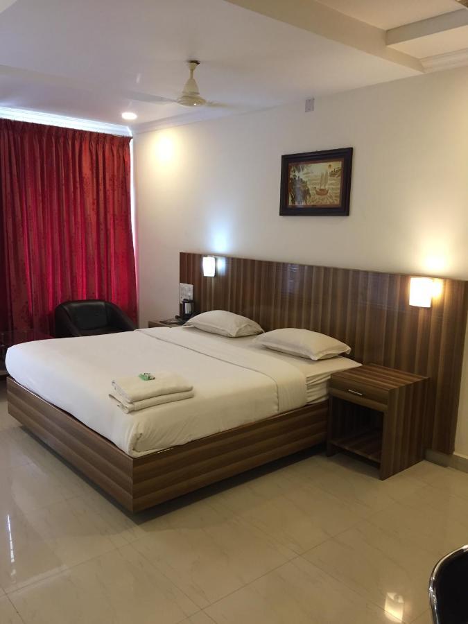 Hotel Green Park Suites Manipal Bagian luar foto