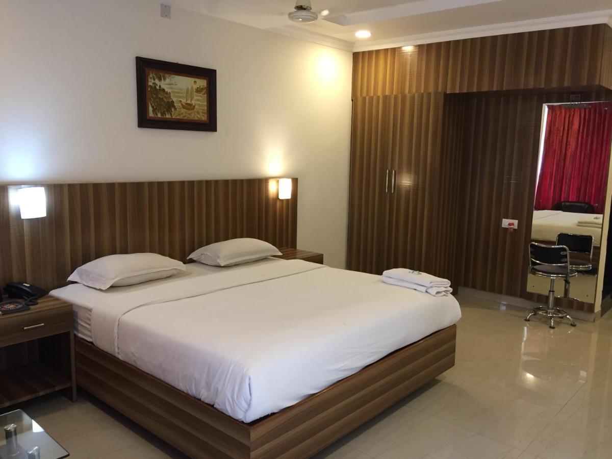 Hotel Green Park Suites Manipal Bagian luar foto